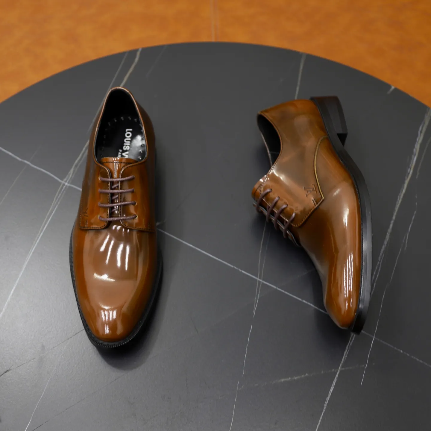 Ex-factory price: 500💰🙅‍♂️🙅‍♂️🙅‍♂️ Brand: LV Louis Vuitton Standard code: Men's size 38-44 (45 can be customized) Grade: Same style as the official website Original order quality Material: Original cowhide surface Comfortable cowhide lining Original outsole Style category: Men's fashionable casual leather shoes Distinguished big-name luxury elements Top luxury Color: actual picture color